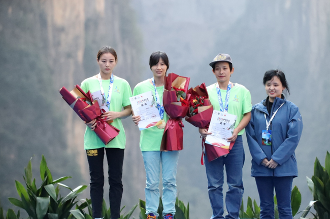 县文化旅游委副主任周洪春
为专科组女子前三名授奖