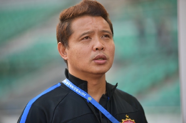 张效瑞称球队赛季中遇困难表态有信心带深足征战