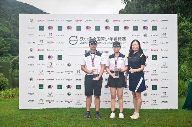 林春阳女士为男女季军张晋燊和王梓萱颁奖