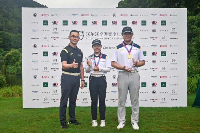 贾晓峰先生为男女冠军方泽乾和刘宇婕颁奖