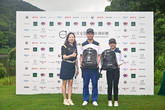 林春阳女士为“未来之星”奖获得者方泽坤、刘宇婕颁奖