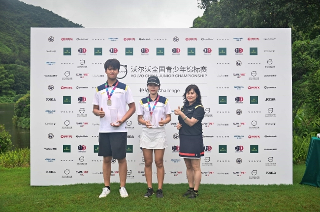 王梅女士为男女亚军马名睿和张嘉怡张颁奖