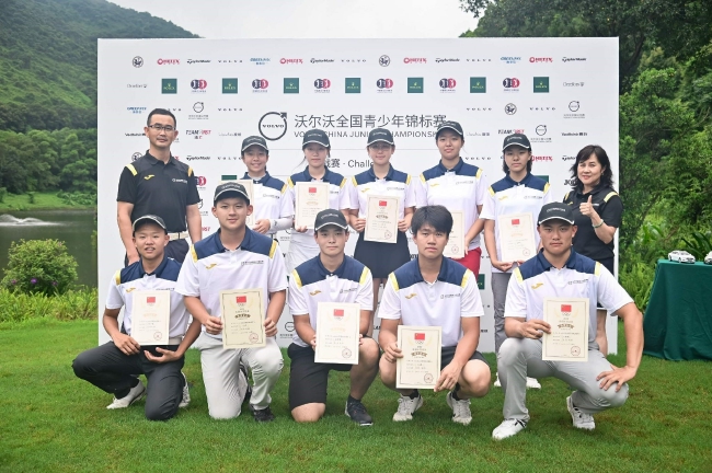 贾晓峰先生和王梅女士为10位晋级球员颁发中高协证书