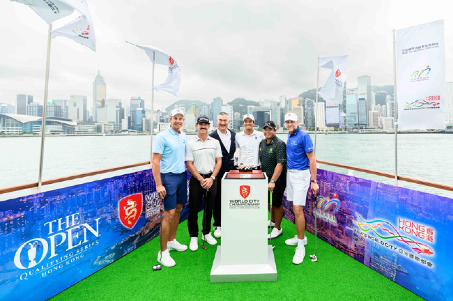 左至右：斯滕森，奥姆斯比，香港哥尔夫球会会长郭永亮，许龙一，阿费巴拉特，保尔特
