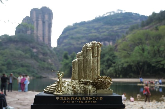 獎盃為武夷山地標玉女峰