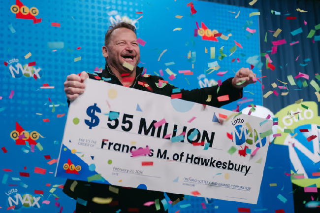 大奖得主领奖现场庆祝