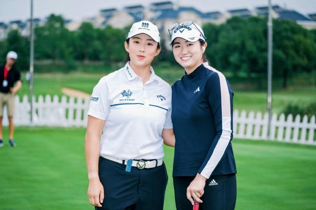 殷若寧和張斯洋在上海別克LPGA錦標賽合照（圖片來自搜狐體育）