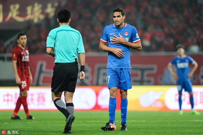 重庆斯威球员向裁判抗议