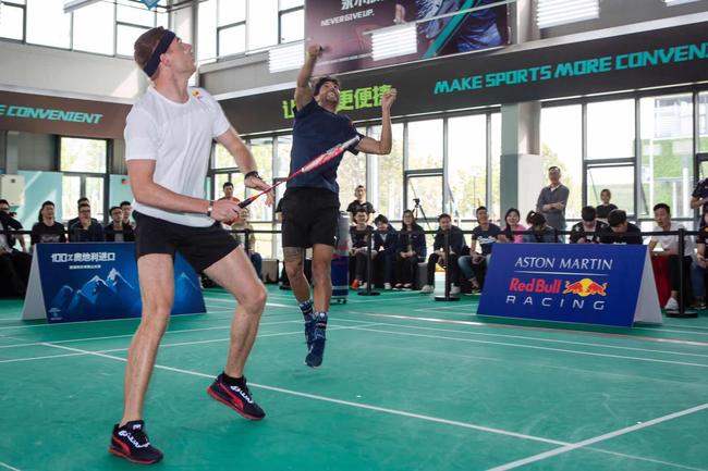 红牛F1车手维斯塔潘、里卡多挑战“陆上最速”羽毛球