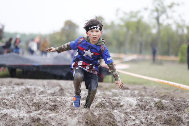 斯巴达勇士儿童赛现身魔都千余名萌娃嗨翻现场