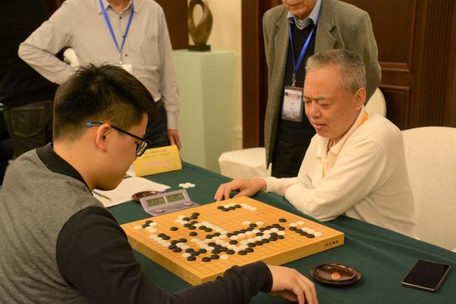 业余棋手应战职业高手