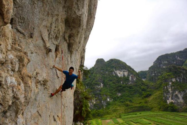 攀岩世界冠军钟齐鑫在马山攀岩特色体育小镇岩壁体验。