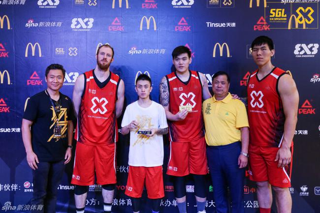 张鸿林在2017年随Kings篮球俱乐部参加3X3黄金联赛并夺上海站冠军（右1）