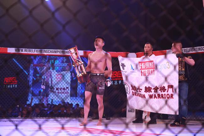 巅峰对决上演金腰带各易新主