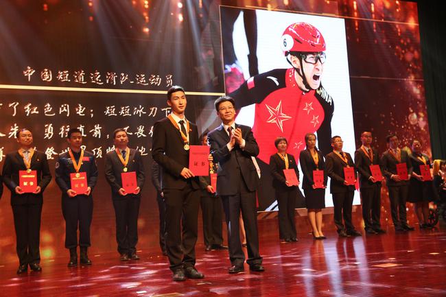 武大靖24小时内获两大荣誉