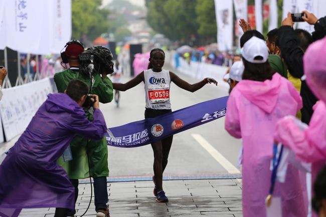 来自肯尼亚的选手阿莫斯以2小时22分48秒的成绩荣获全程马拉松男子组