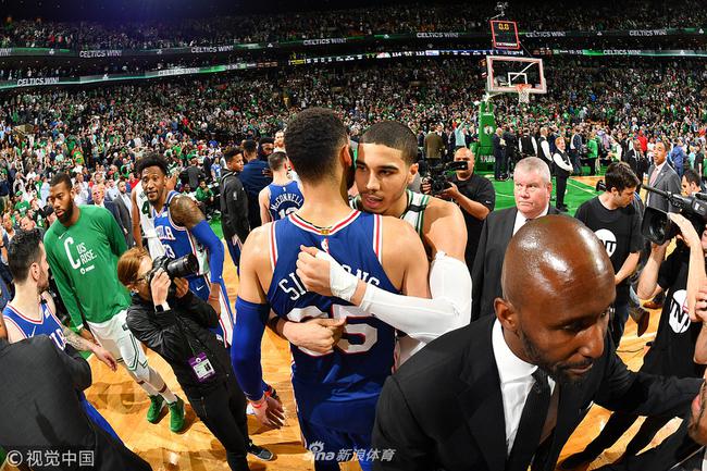 两大新人王拥抱致敬