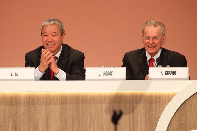 国际奥委会副主席于再清（左）与国际奥委会名誉主席罗格在全会上，新华社记者李明摄