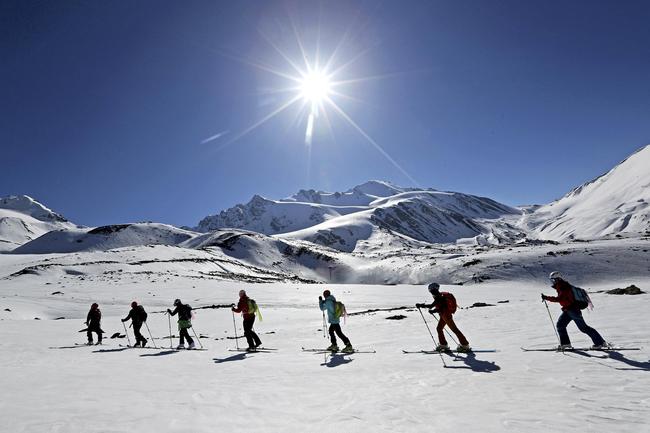 岗什卡雪山拥有丰富的冰雪资源，是开展滑雪登山等户外运动天然场地。（资料图）