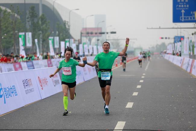 天府新区公园城市半马起跑 中国选手王桓获亚军_跑步