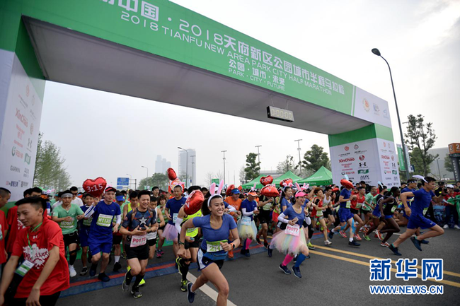 开跑瞬间。摄影薛玉斌