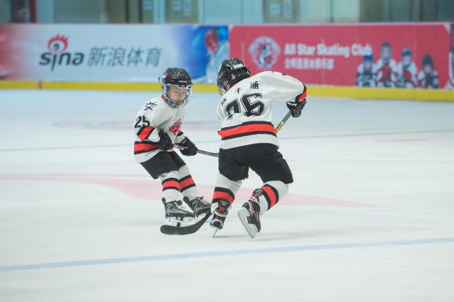 陈子涵在防守时与队友配合