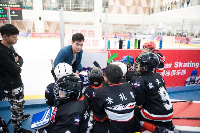 陈威教练正在布置战术