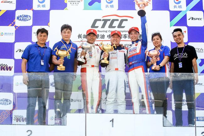 力魔Motvie车队88号谢家兴喜登领奖台