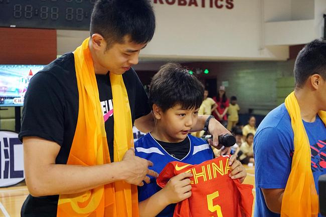 方硕与小球员合影