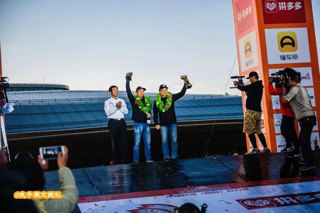 韩魏/廖岷车组凭借23小时53分09秒拿下汽车组总冠军