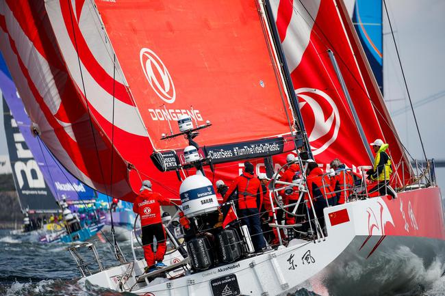 布鲁内尔队就全速到达起航线， 把所有船队甩在后面。