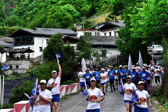 “秘境百马”用奔跑的方式让更多的人关注濒危物种滇金丝猴及千年古核桃树