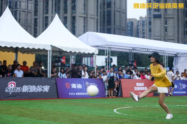 女教师参与活动