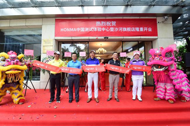 （左起）梁文冲、曾伟、刘建国、李彤、冯珊珊参加剪彩仪式