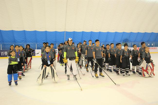 全国青少年冰球训练营在京开幕