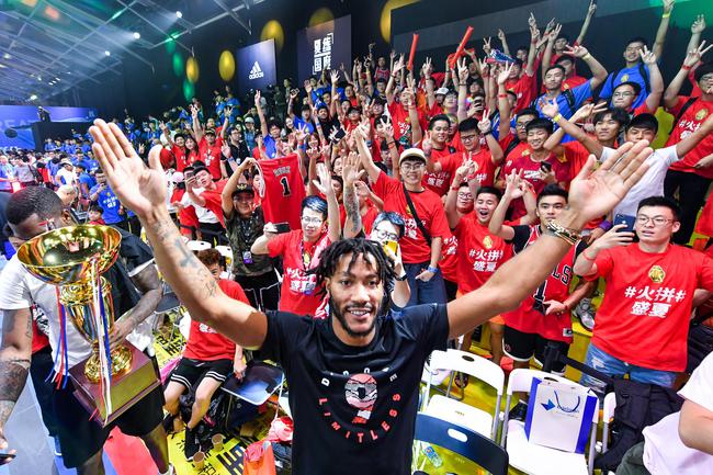 罗斯与球迷们合影