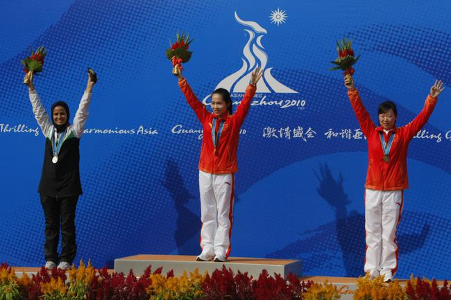 广州亚运会颁奖仪式，左一是阿哈马迪