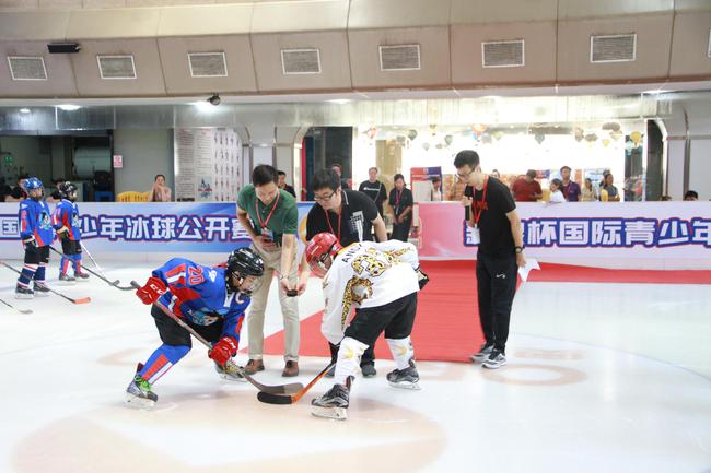奥山冰场负责人魏巍（左）与新浪体育商业频道总监赵迪（中）共同为比赛开球