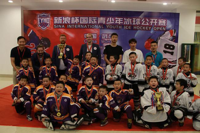 U6组颁奖仪式，奥山天选队获得冠军，深圳金刚狼队获得亚军。