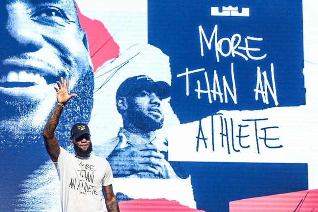 詹姆斯参加中国行活动