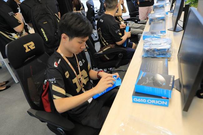 36位体验生一共被分为6组:1名领队 5名队员,在大致参观了rng体验营