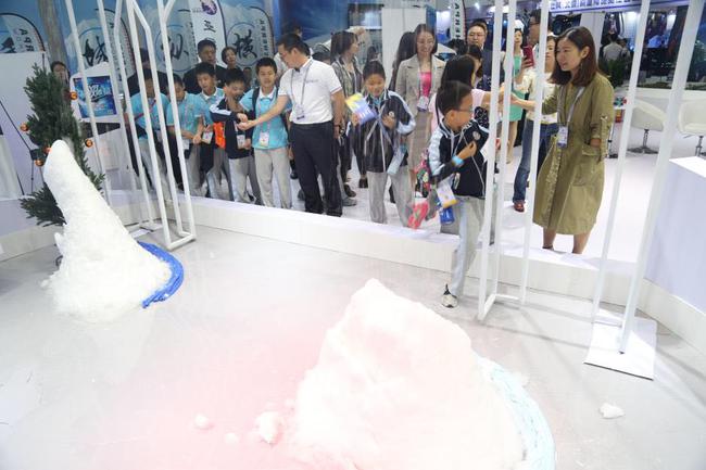 （吸引一批小学生前来“戏雪”）
