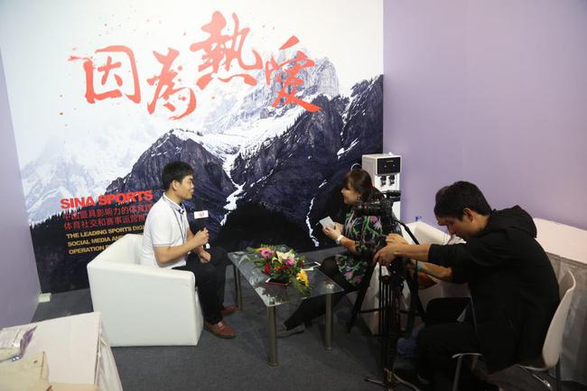 （李子欣总裁正在接受新浪体育专访）