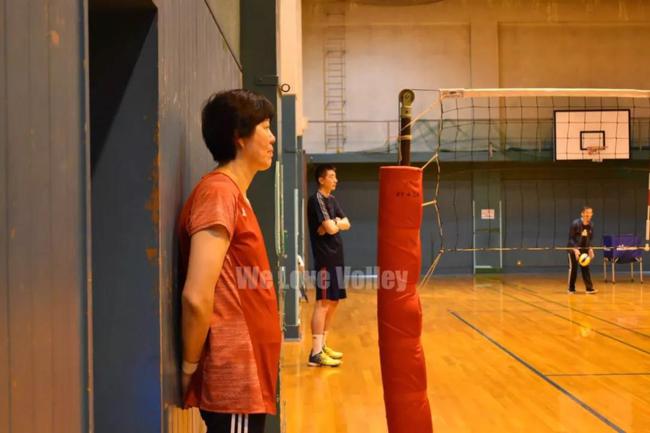 郎平在训练中(图片：我爱女排)
