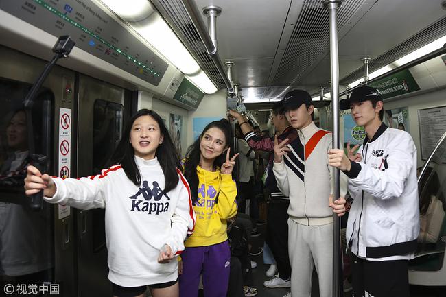 范丞丞和黄新淳乘坐地铁