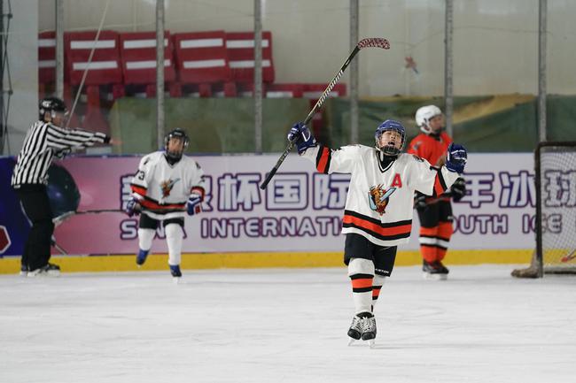 威龙07银河队员庆祝进球