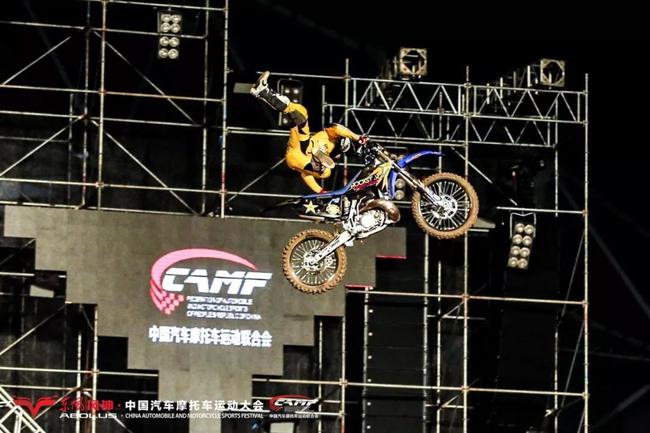 江城武汉沌口体育中心炫酷的激光灯束如星耀动