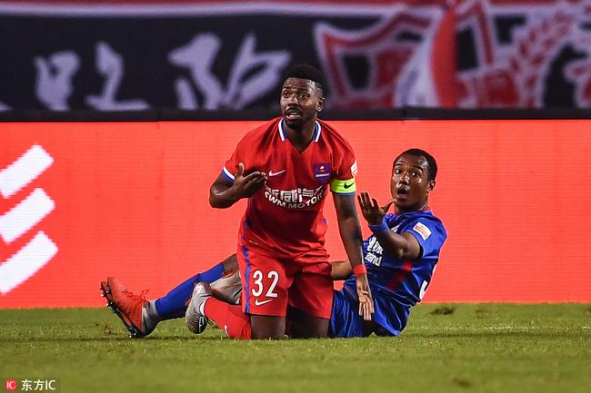 双方拼抢很激烈