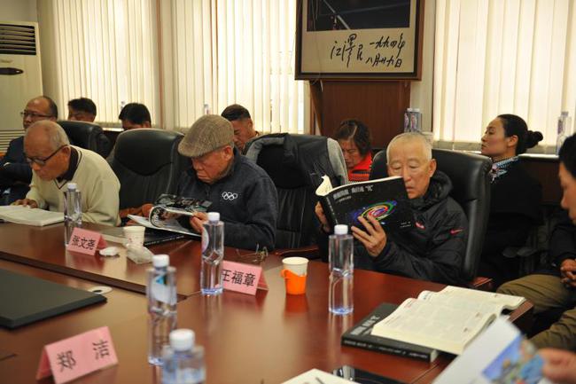 Former coach of the Chinese woman Li Minkuan, general secretary of Beijing, Zhang Wenzhao, former coach of the Chinese tennis team Wang Fuzhang, focused on reading the book