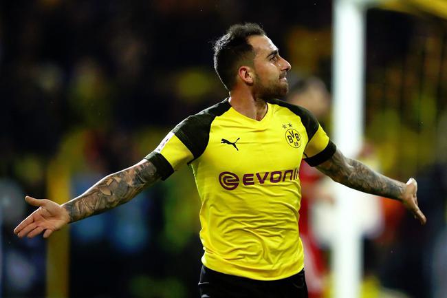 德甲-莱万+罗伊斯各两球 拜仁两度领先客场负